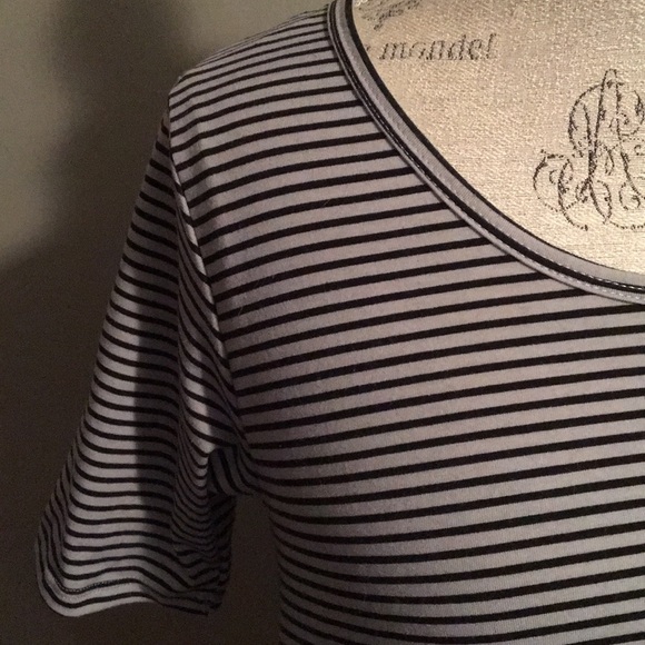 Gently Loved Lularoe Perfect Tee - Picture 2 of 6